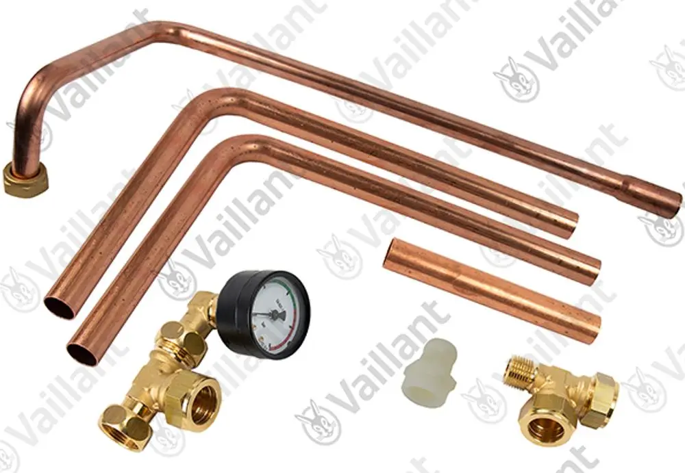 Vaillant Anschlussset mit mehreren Kupferrohren in unterschiedlichen Längen, einem Manometer und verschiedenen Schraubverbindungen für die Heizungsinstallation.